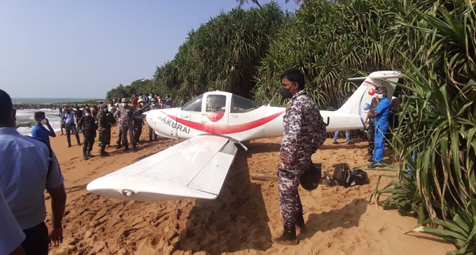 පයාගල වෙරළට හදිසියේ ගුවන් යානයක් ගොඩ බසී පයාගල වෙරළට හදිසියේ ගුවන් යානයක් ගොඩ බසී