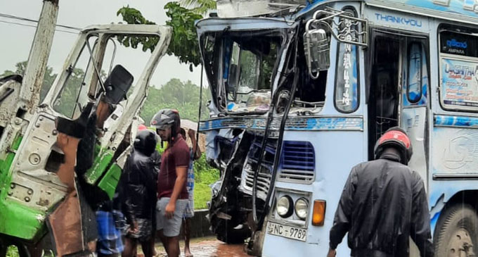 ටිපර් රථයක් ගැටීමෙන් පුද්ගලයන් 26 දෙනෙකුට තුවාල ටිපර් රථයක් ගැටීමෙන් පුද්ගලයන් 26 දෙනෙකුට තුවාල