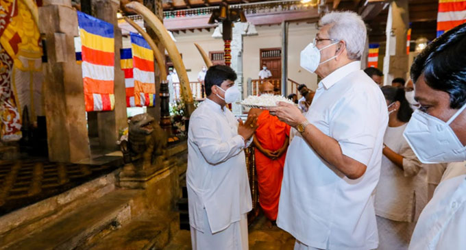 ජනපති දළදා වහන්සේ වැඳ පුදාගනී ජනපති දළදා වහන්සේ වැඳ පුදාගනී