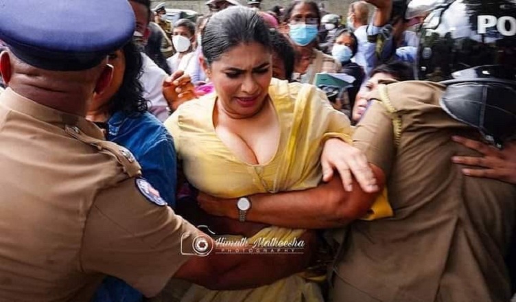 මගේ පියයුරු ගැන ආඩම්බරයි – හිරුණිකා කියයි මගේ පියයුරු ගැන ආඩම්බරයි – හිරුණිකා කියයි