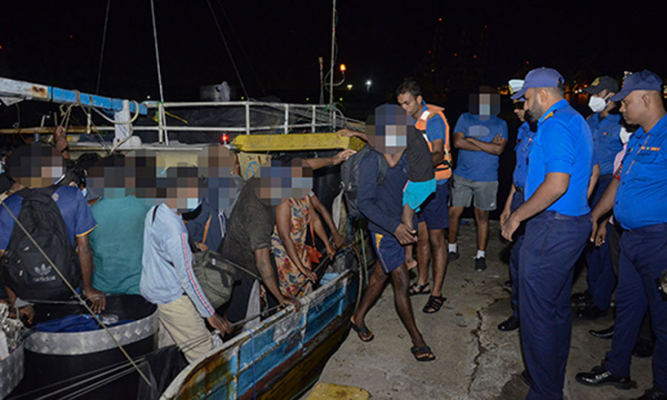 ඕස්ට්රේලියාවට පනින්න හැදූ 35ක් නාවික හමුදා භාරයට ඕස්ට්රේලියාවට පනින්න හැදූ 35ක් නාවික හමුදා භාරයට