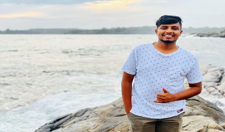 පුතා කෝච්චියෙන් වැටී රෝහලේ කියා කෝල් එකක් ආවා – සාගරිකා දුම්රියෙන් ඇද වැටී මිය ගිය තරුණයාගේ මව හැඬූ කඳුළින් කියයි පුතා කෝච්චියෙන් වැටී රෝහලේ කියා කෝල් එකක් ආවා – සාගරිකා දුම්රියෙන් ඇද වැටී මිය ගිය තරුණයාගේ මව හැඬූ කඳුළින් කියයි
