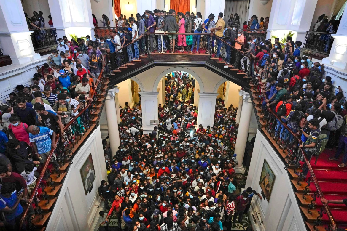 රජගෙදරට පැන්න තවත් පිරිසක් සොයන්න පොලිසිය මහජන සහාය ඉල්ලයි රජගෙදරට පැන්න තවත් පිරිසක් සොයන්න පොලිසිය මහජන සහාය ඉල්ලයි