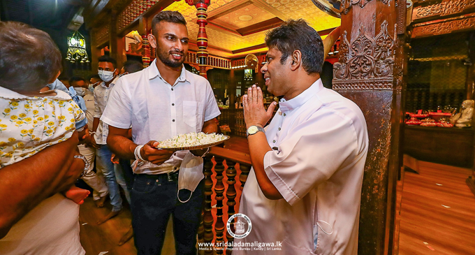 ලංකා ක්රිකට් කණ්ඩායම දළදා මාලිගයට ලංකා ක්රිකට් කණ්ඩායම දළදා මාලිගයට
