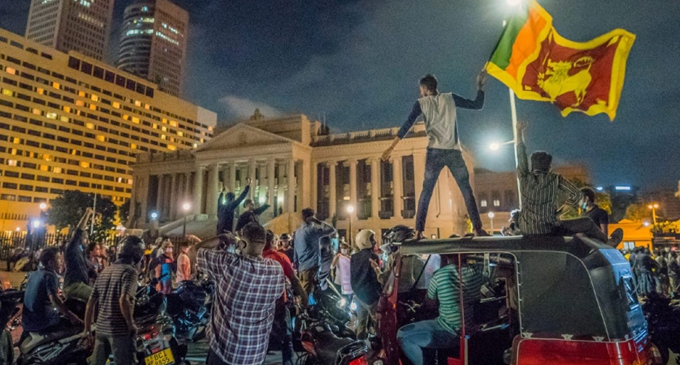අරගලය කළ තරුණ තරුණියන්ට රජයෙන් තෑග්ගක් අරගලය කළ තරුණ තරුණියන්ට රජයෙන් තෑග්ගක්