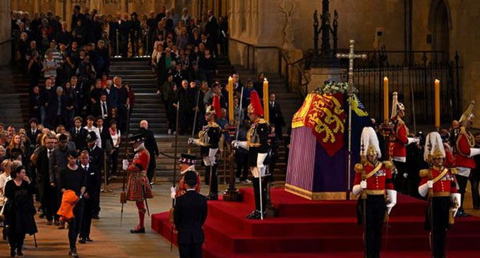 රැජිනට ගෞරව දක්වන්න මහ සෙනගක් රැජිනට ගෞරව දක්වන්න මහ සෙනගක්