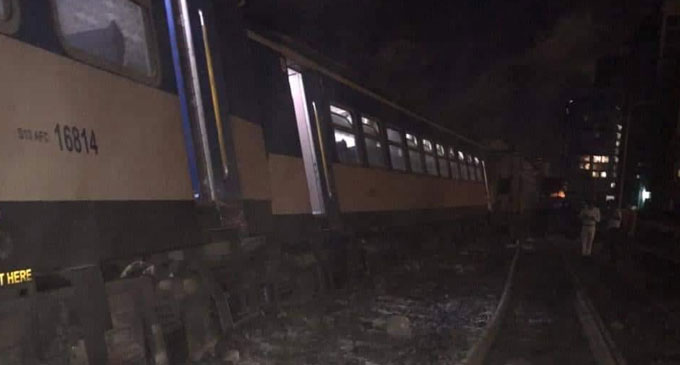 මුහුදුබඩ මාර්ගයේ දුම්රියක් පීලි පනියි මුහුදුබඩ මාර්ගයේ දුම්රියක් පීලි පනියි