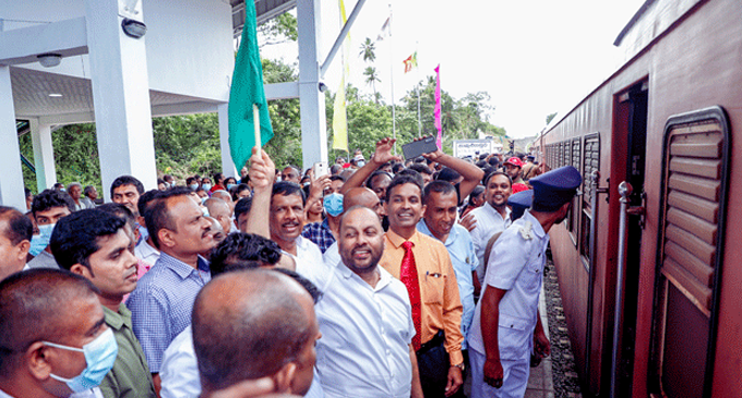 “නිල් ඇමති කොළ වෙයි ද” “නිල් ඇමති කොළ වෙයි ද”